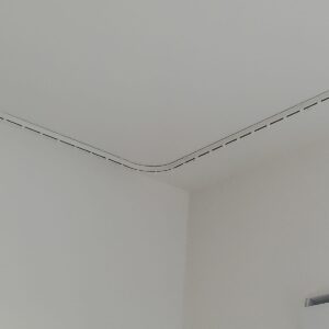 Karnisze i szyny sufitowe — jak dobrać, montować i używać, aby dekoracja okienna wyglądała perfekcyjnie