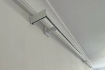 Jak dobrać karnisz do aranżacji okna – przewodnik krok po kroku