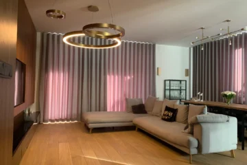 Dlaczego warto wybrać szycie na wymiar zamiast gotowych zasłon?